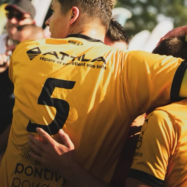 Joueur du Stade Pontivyen avec le maillot Domicile