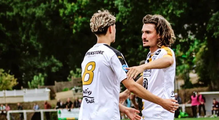 deux joueurs de football du stade pontivyen
